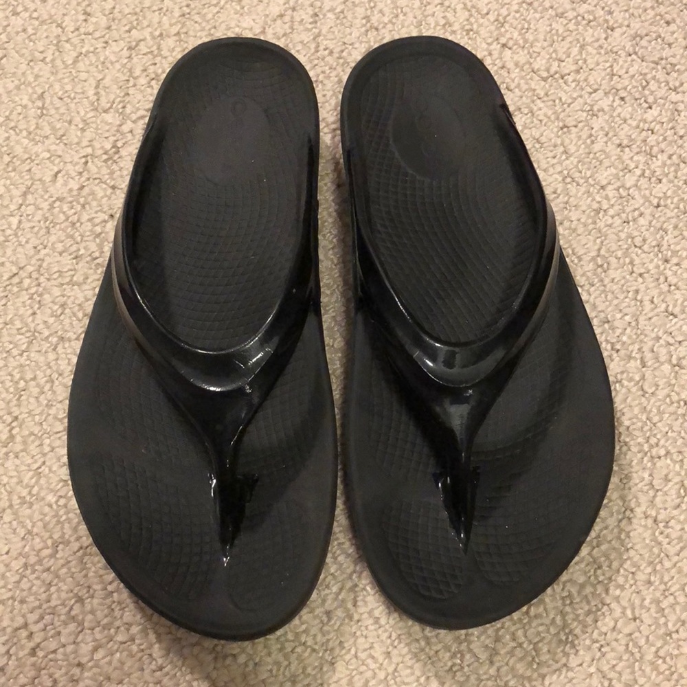 Black patent Oofos sandals